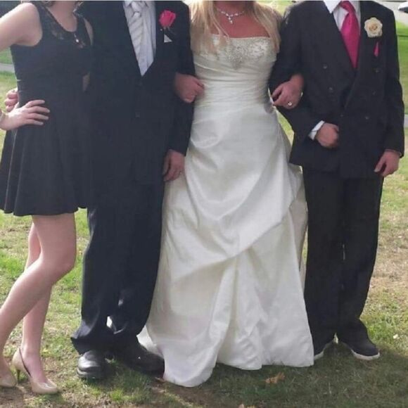 Gorgeous Private Collection Wedding Gown – Corset Back • Size 18–22 Adjustable - Picture 12 of 15